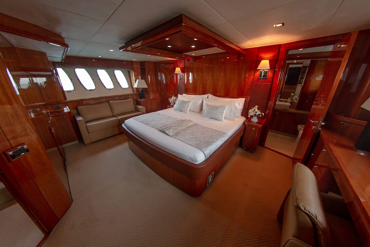 Аренда моторной яхты Sunseeker 90 Notorious в Дубае ОАЭ